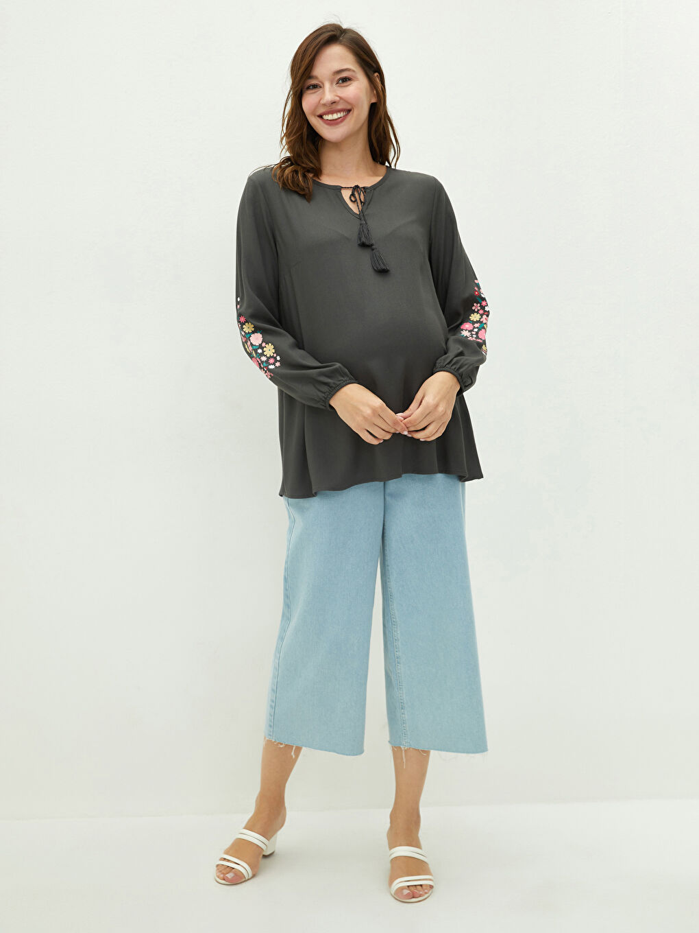 بلوزة حمل بكم طويل مطرزة برقبة مربوطة من الفسكوز-6