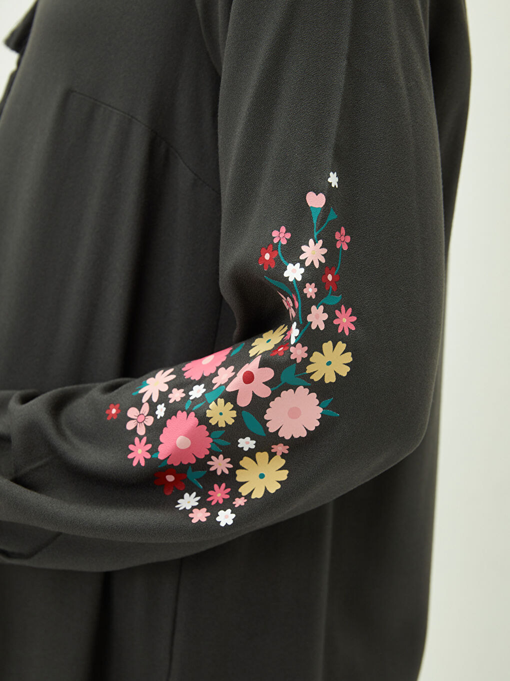 بلوزة حمل بكم طويل مطرزة برقبة مربوطة من الفسكوز-7