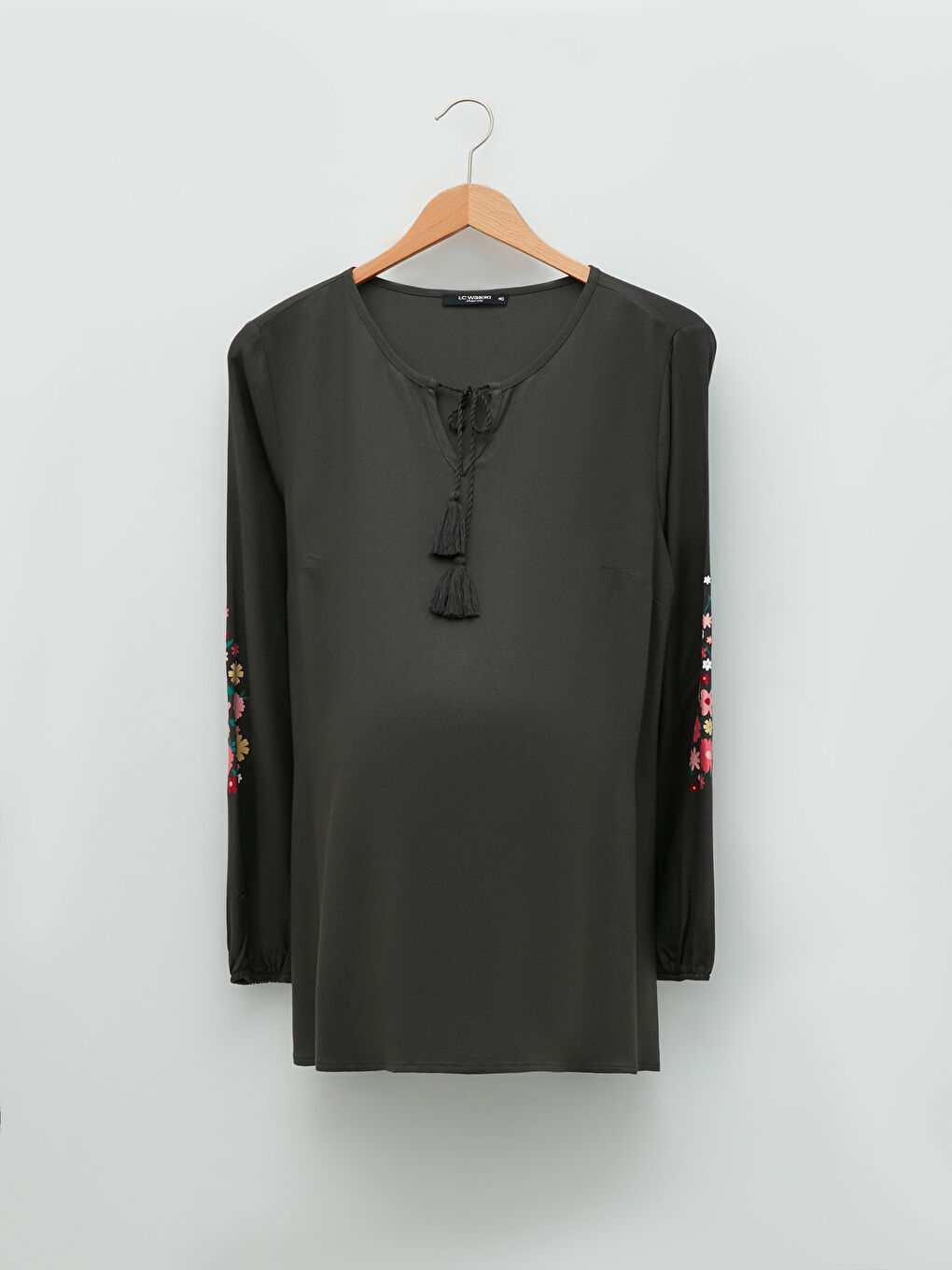 بلوزة حمل بكم طويل مطرزة برقبة مربوطة من الفسكوز-9