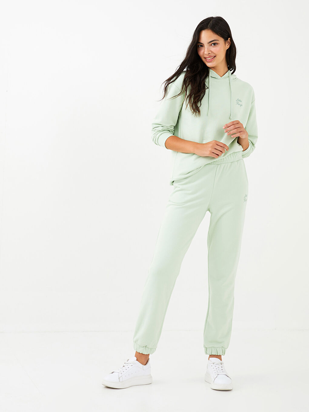 Спортивные Штаны Женские с Вышивкой и Карманами на Эластичной Талии-3