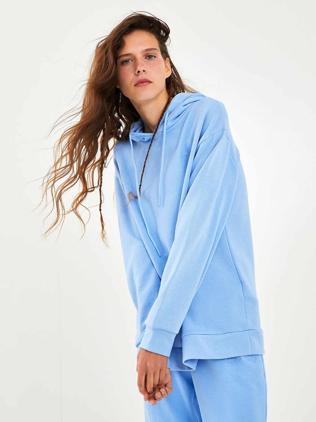 سويت شيرت نسائي طويل الأكمام مطرز بشعار ومزود بغطاء رأس-1