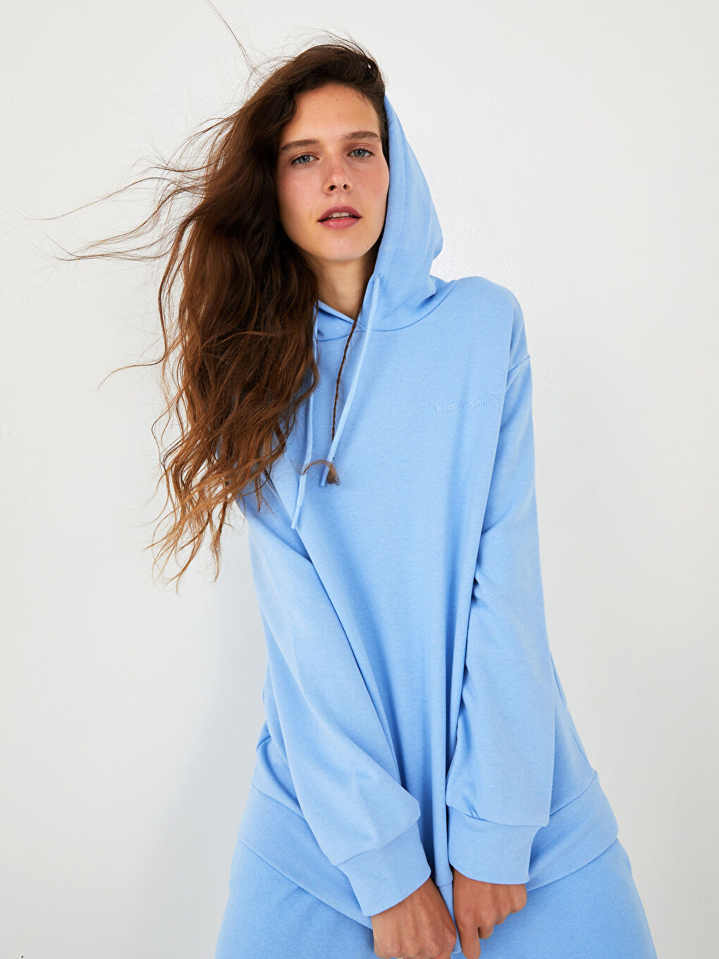 سويت شيرت نسائي طويل الأكمام مطرز بشعار ومزود بغطاء رأس-2