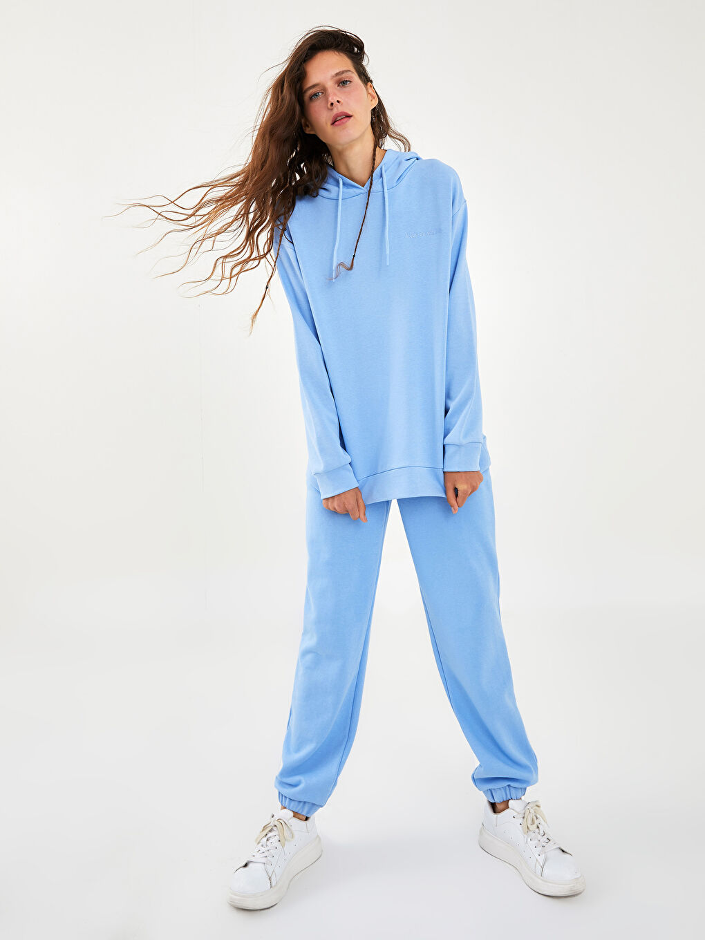 سويت شيرت نسائي طويل الأكمام مطرز بشعار ومزود بغطاء رأس-4