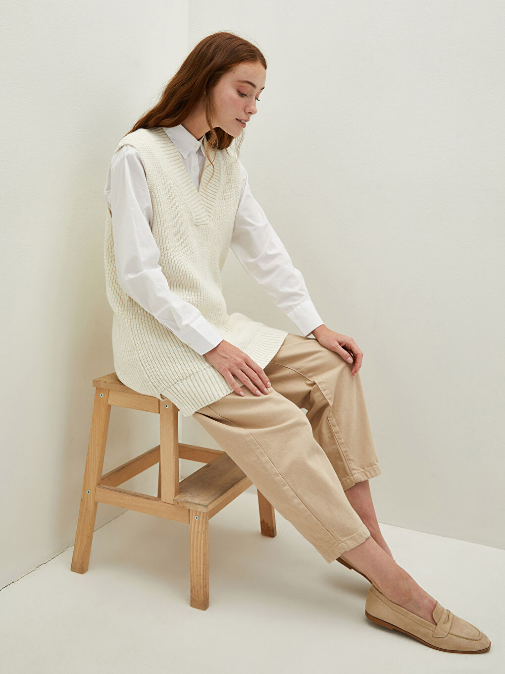 سترة صوفية بدون أكمام برقبة على شكل حرف V سادة للسيدات