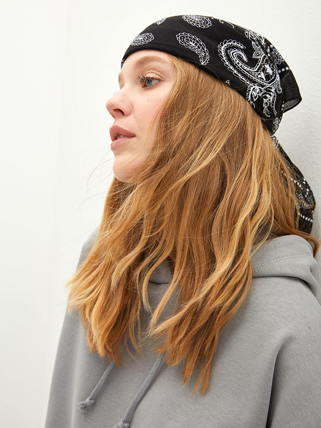 Siyah Şal Desenli Kadın Bandana-1