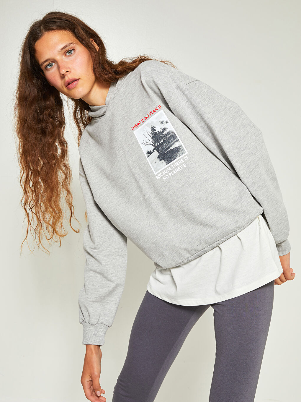 LCW Vision Orta Gri Melanj Kapüşon Yaka Baskılı Uzun Kollu Kadın Sweatshirt - 2