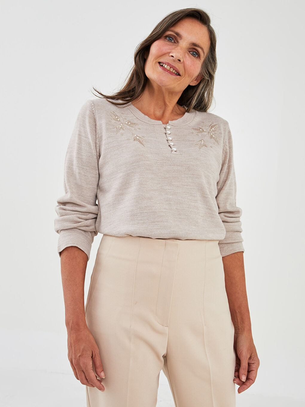 Светр трикотажний з круглим вирізом горловини та вишивкою для жінок-1