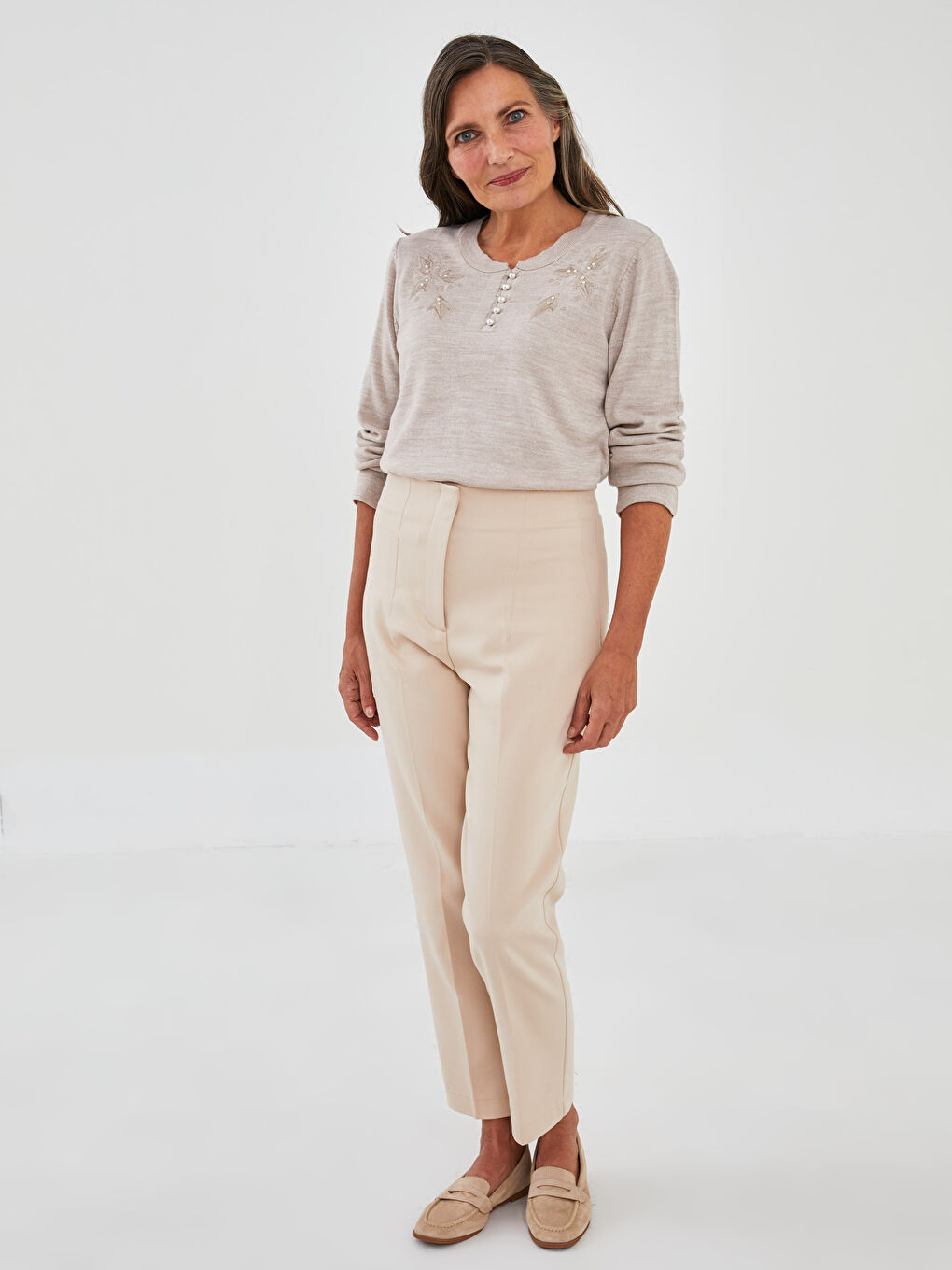 Светр трикотажний з круглим вирізом горловини та вишивкою для жінок-2