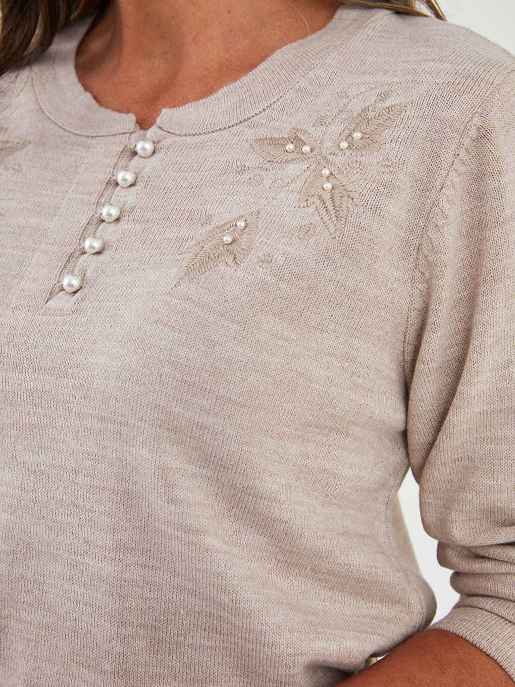 Светр трикотажний з круглим вирізом горловини та вишивкою для жінок-3