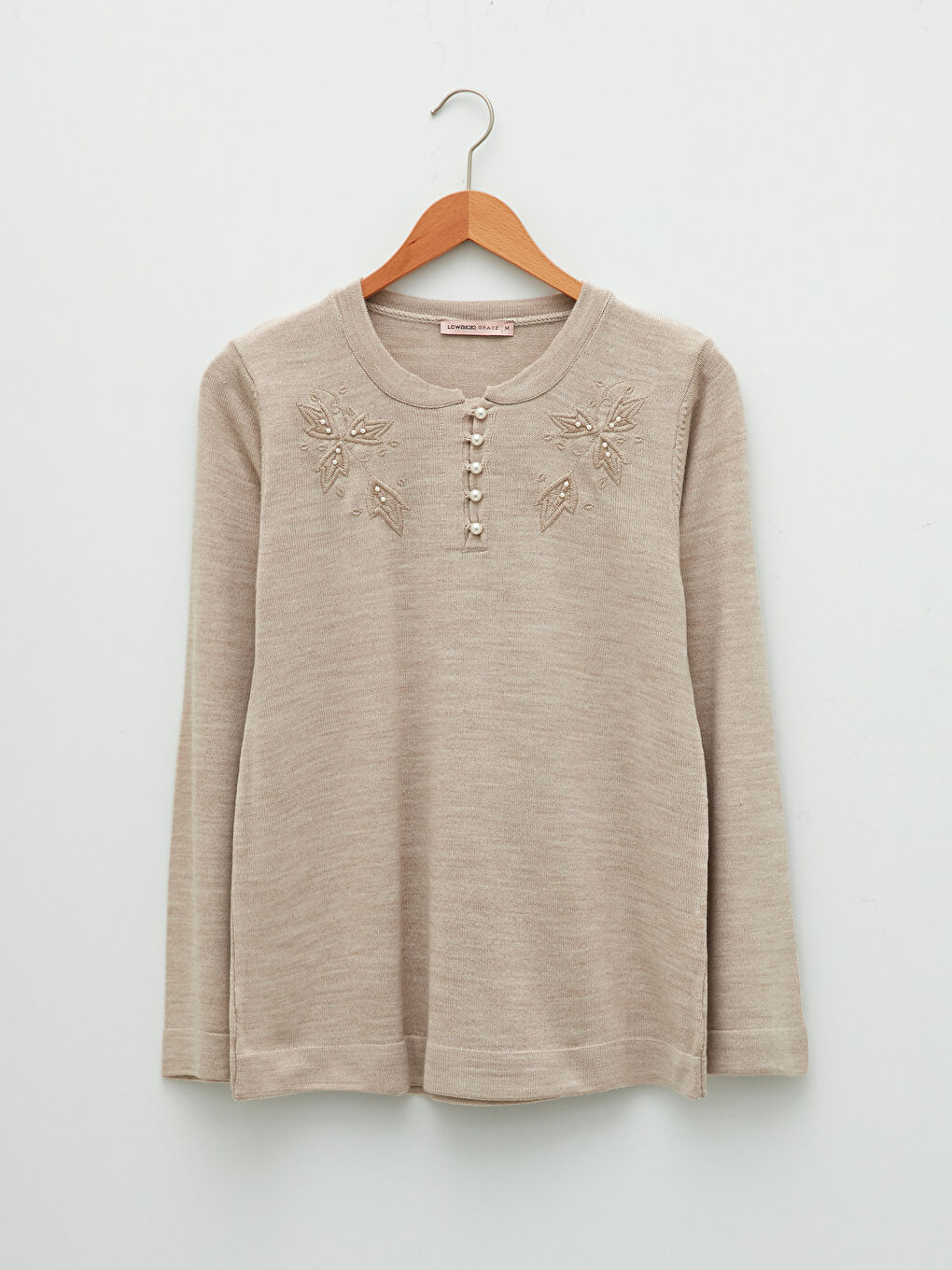 Светр трикотажний з круглим вирізом горловини та вишивкою для жінок-5