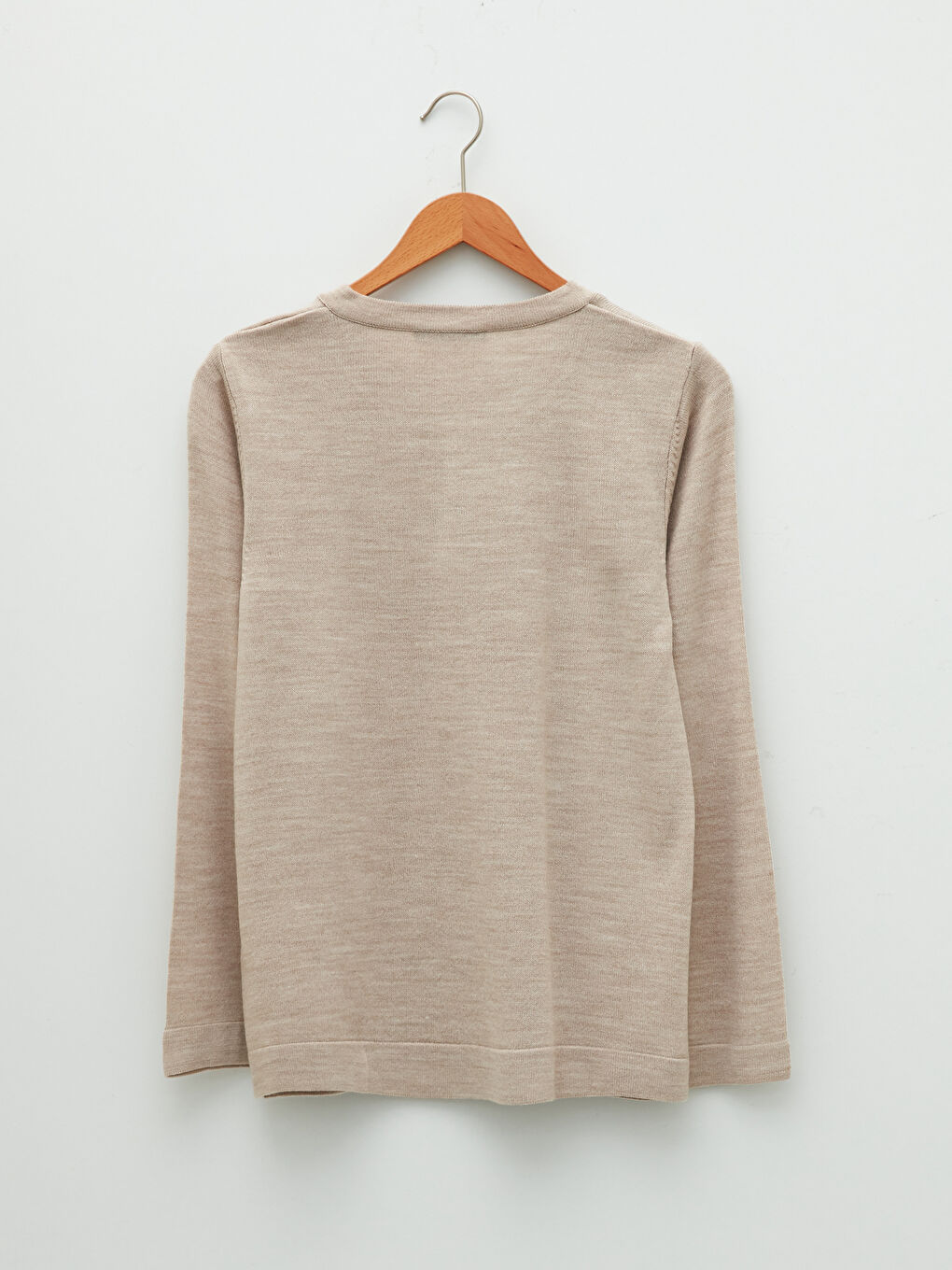 Светр трикотажний з круглим вирізом горловини та вишивкою для жінок-6