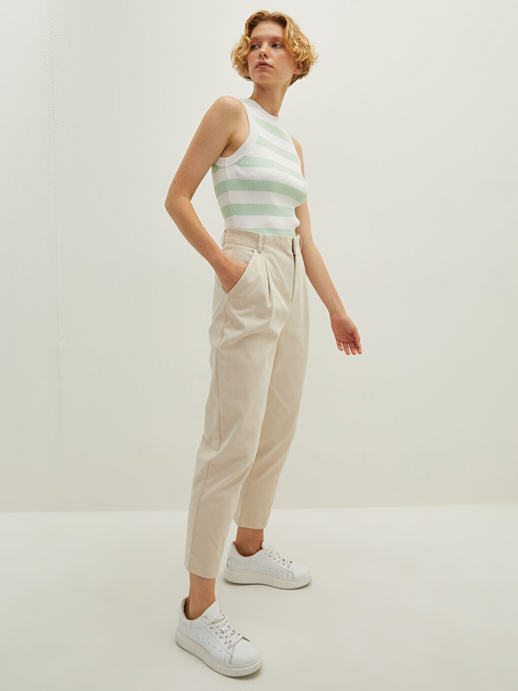 Hoch taillierte Standard-Passform Damen Gerade Taschen-Detailierte Baumwollhosen