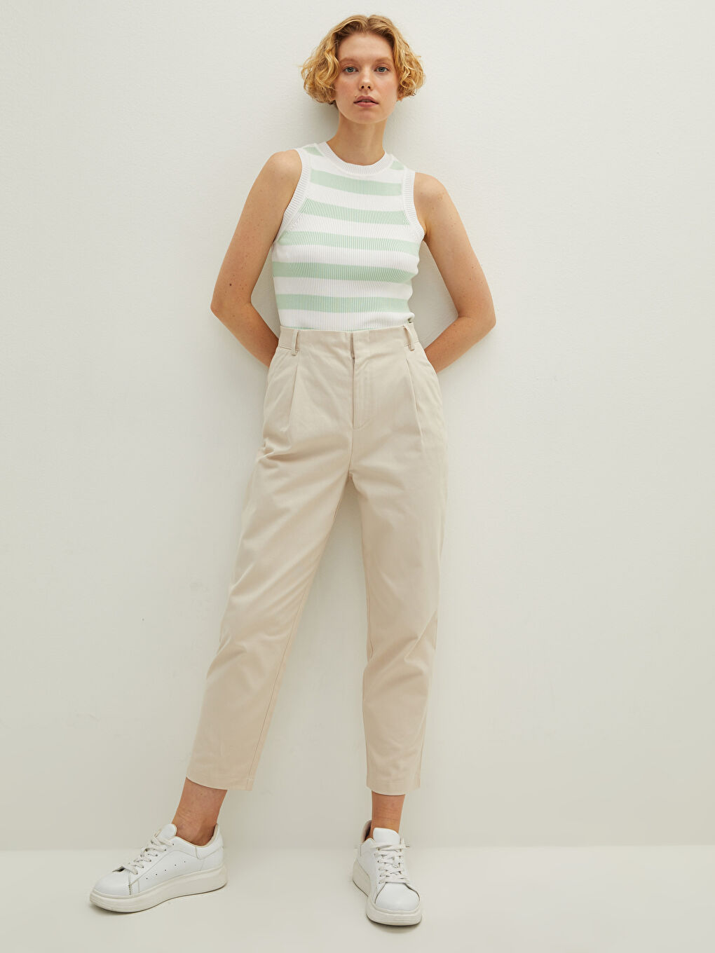 Hoch taillierte Standard-Passform Damen Gerade Taschen-Detailierte Baumwollhosen-1