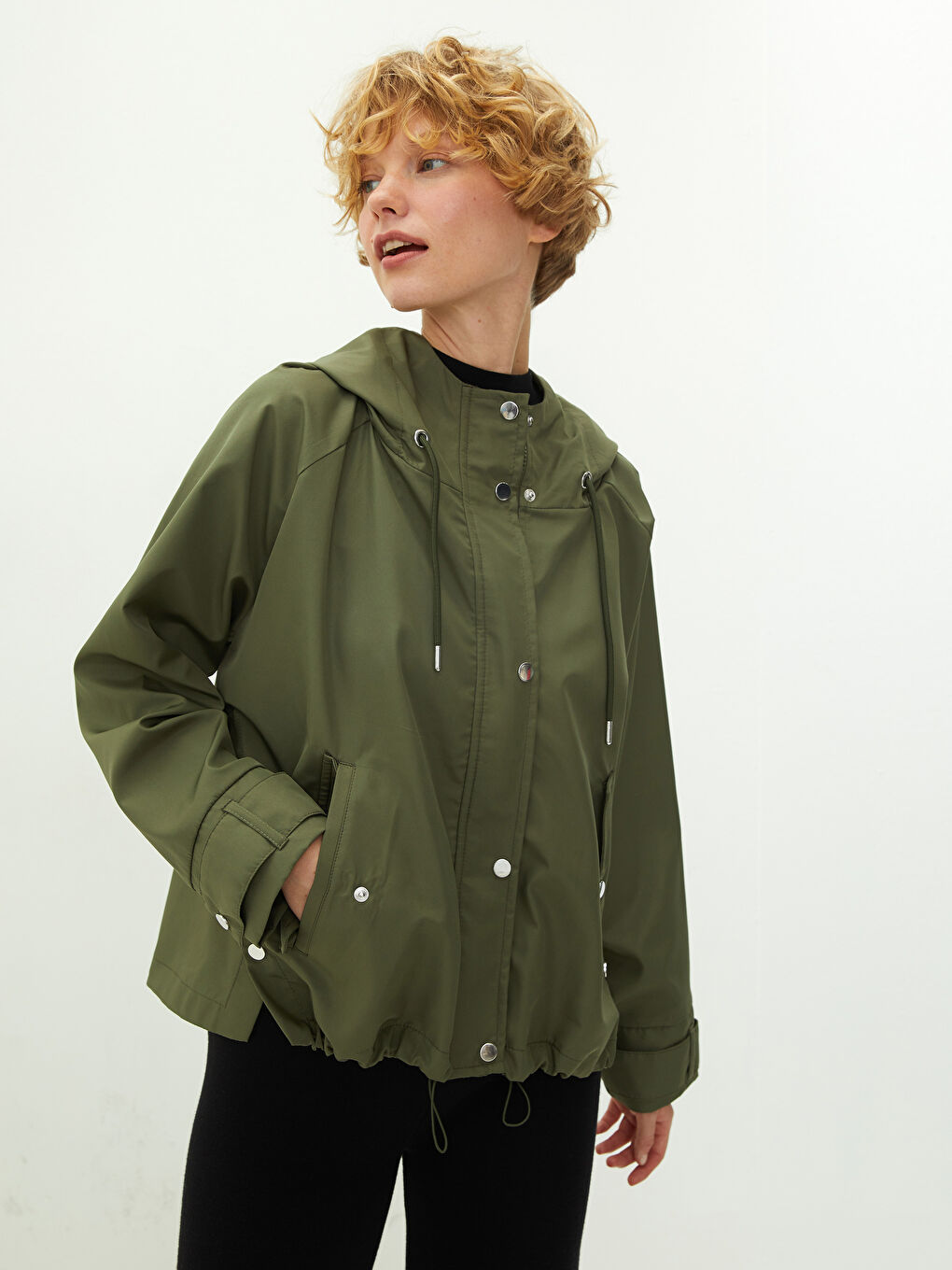 Haki Kapüşonlu Düz Cep Detaylı Uzun Kollu Kadın Yağmurluk