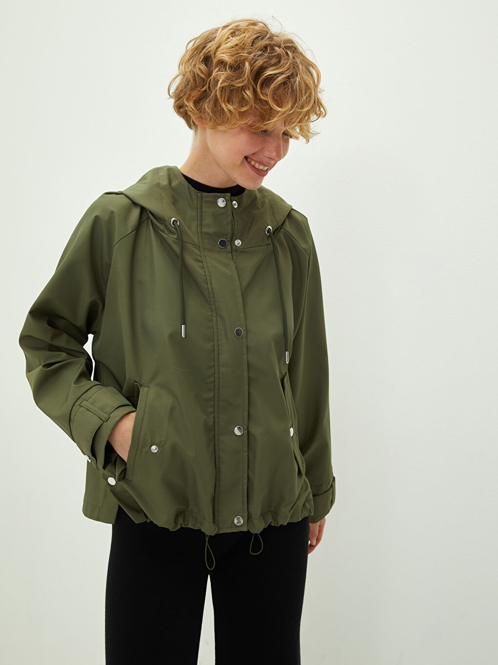 Haki Kapüşonlu Düz Cep Detaylı Uzun Kollu Kadın Yağmurluk-1