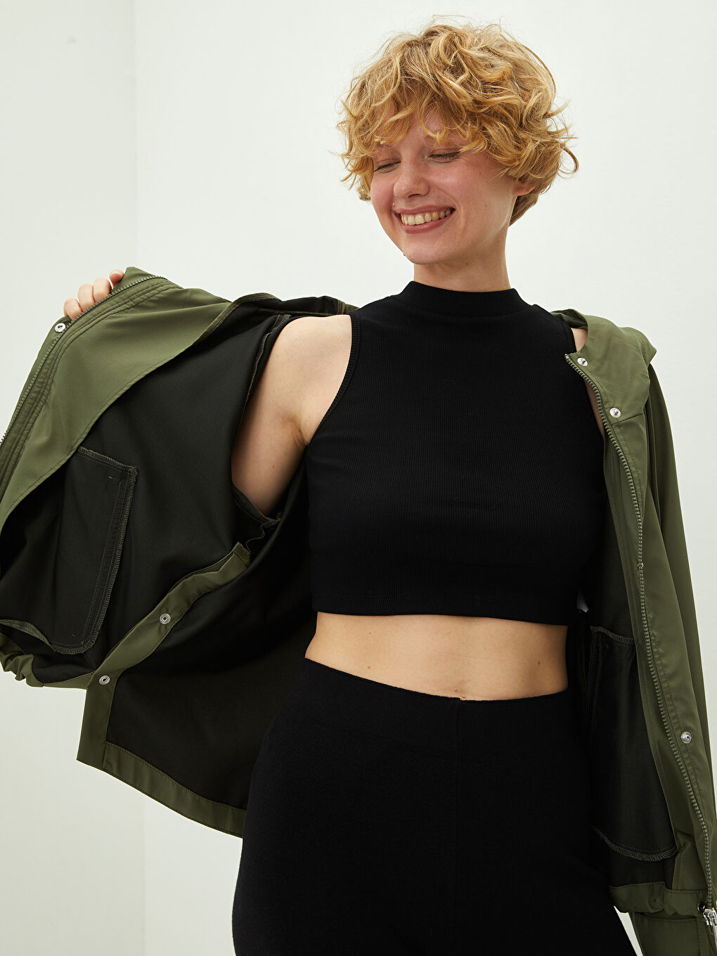 Haki Kapüşonlu Düz Cep Detaylı Uzun Kollu Kadın Yağmurluk-2