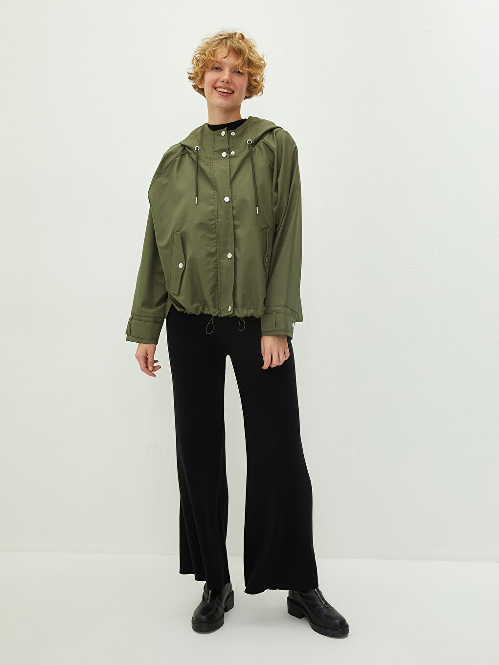 Haki Kapüşonlu Düz Cep Detaylı Uzun Kollu Kadın Yağmurluk-4