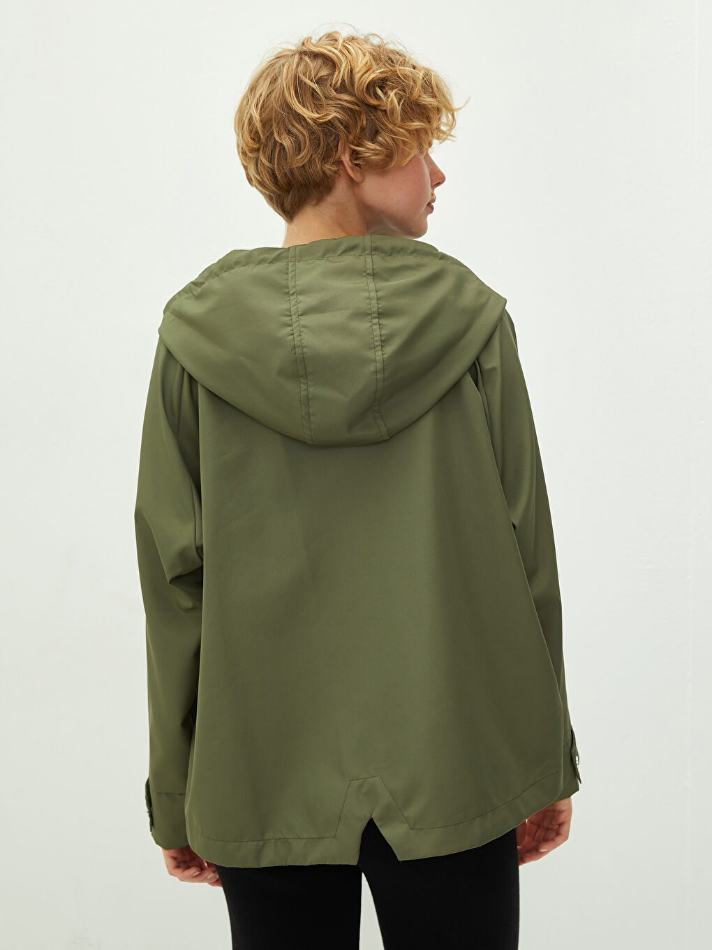 Haki Kapüşonlu Düz Cep Detaylı Uzun Kollu Kadın Yağmurluk-5