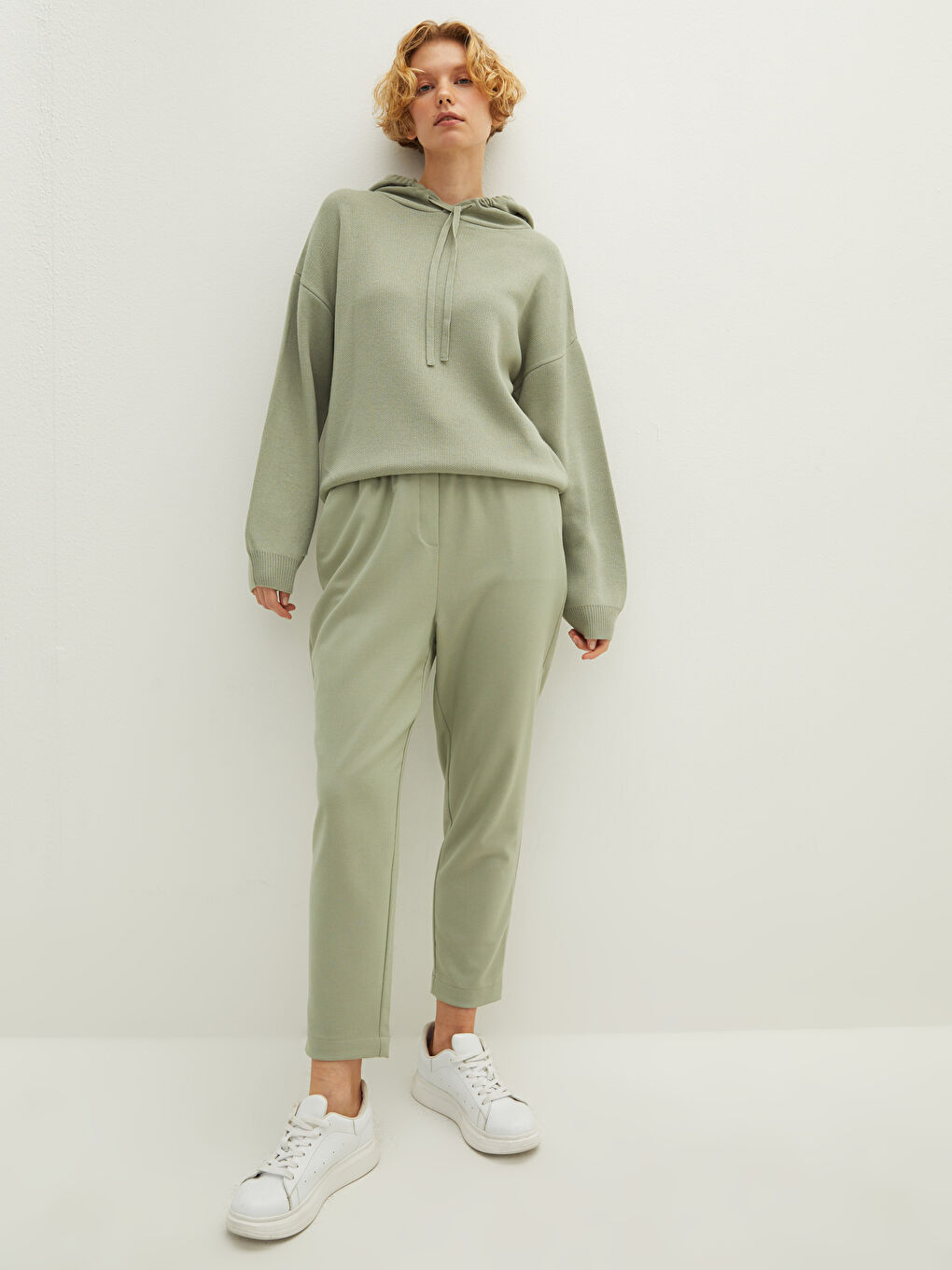 Yeşil Beli Lastikli Düz Cep Detaylı Gabardin Kadın Pantolon-1