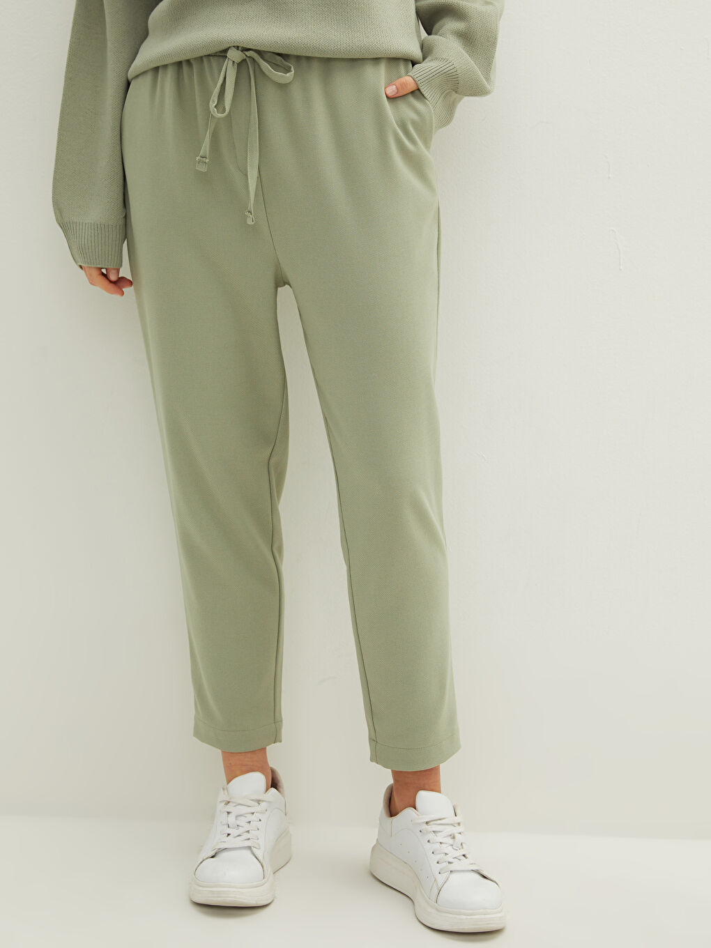 Yeşil Beli Lastikli Düz Cep Detaylı Gabardin Kadın Pantolon-2