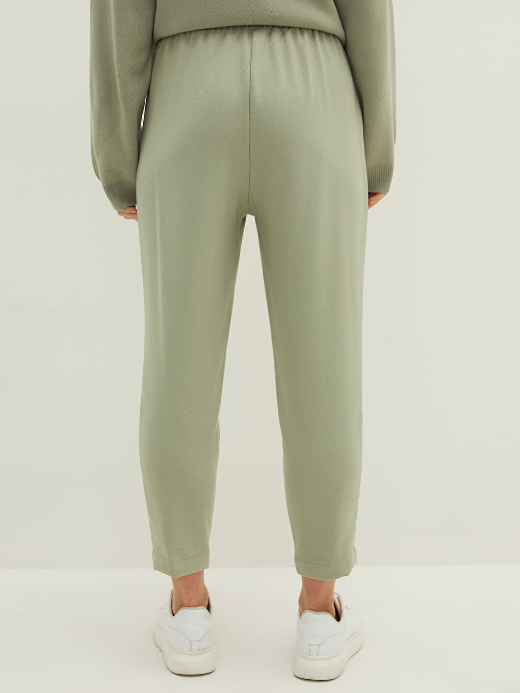 Yeşil Beli Lastikli Düz Cep Detaylı Gabardin Kadın Pantolon-3