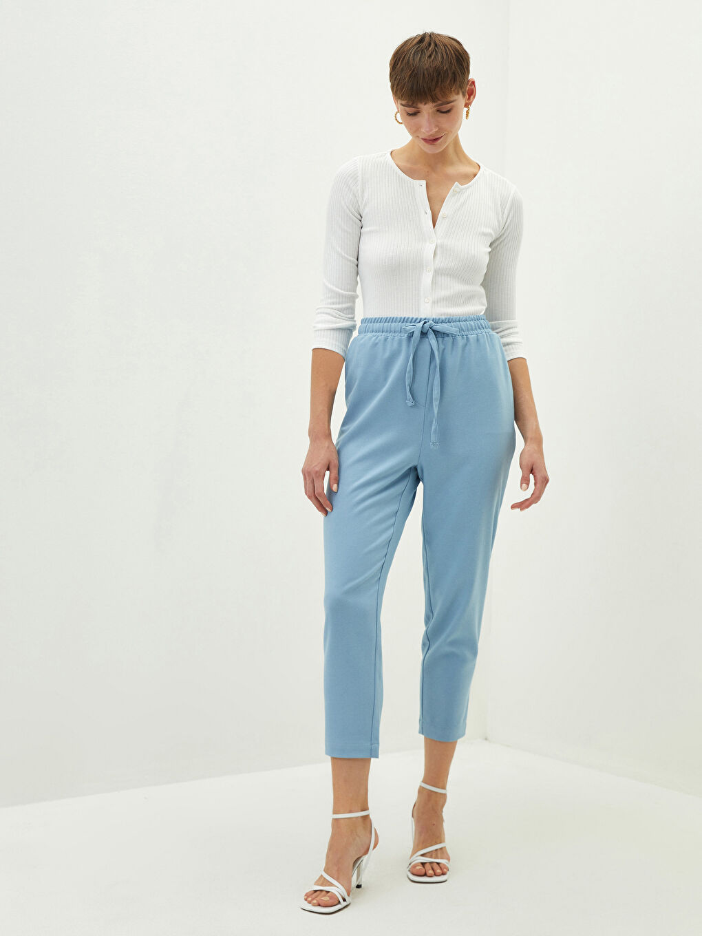 Pantalon Gabardine pour Femmes avec Taille Élastique, Coupe Droite et Poches Détail