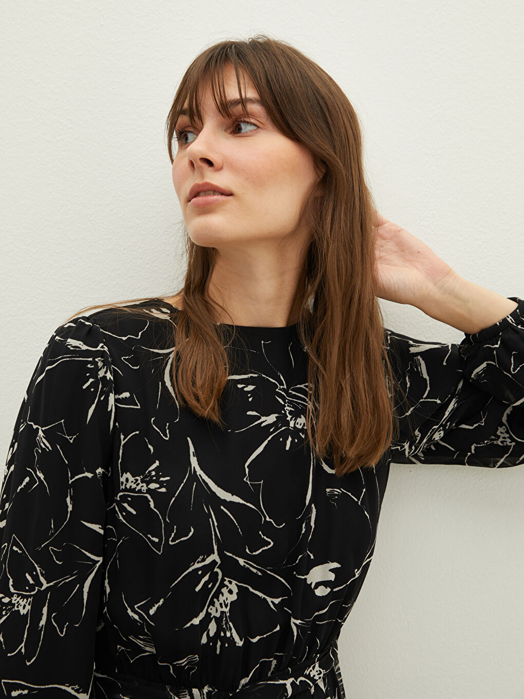 Siyah Bisiklet Yaka Çiçek Baskılı Uzun Kollu Şifon Kadın Elbise-3