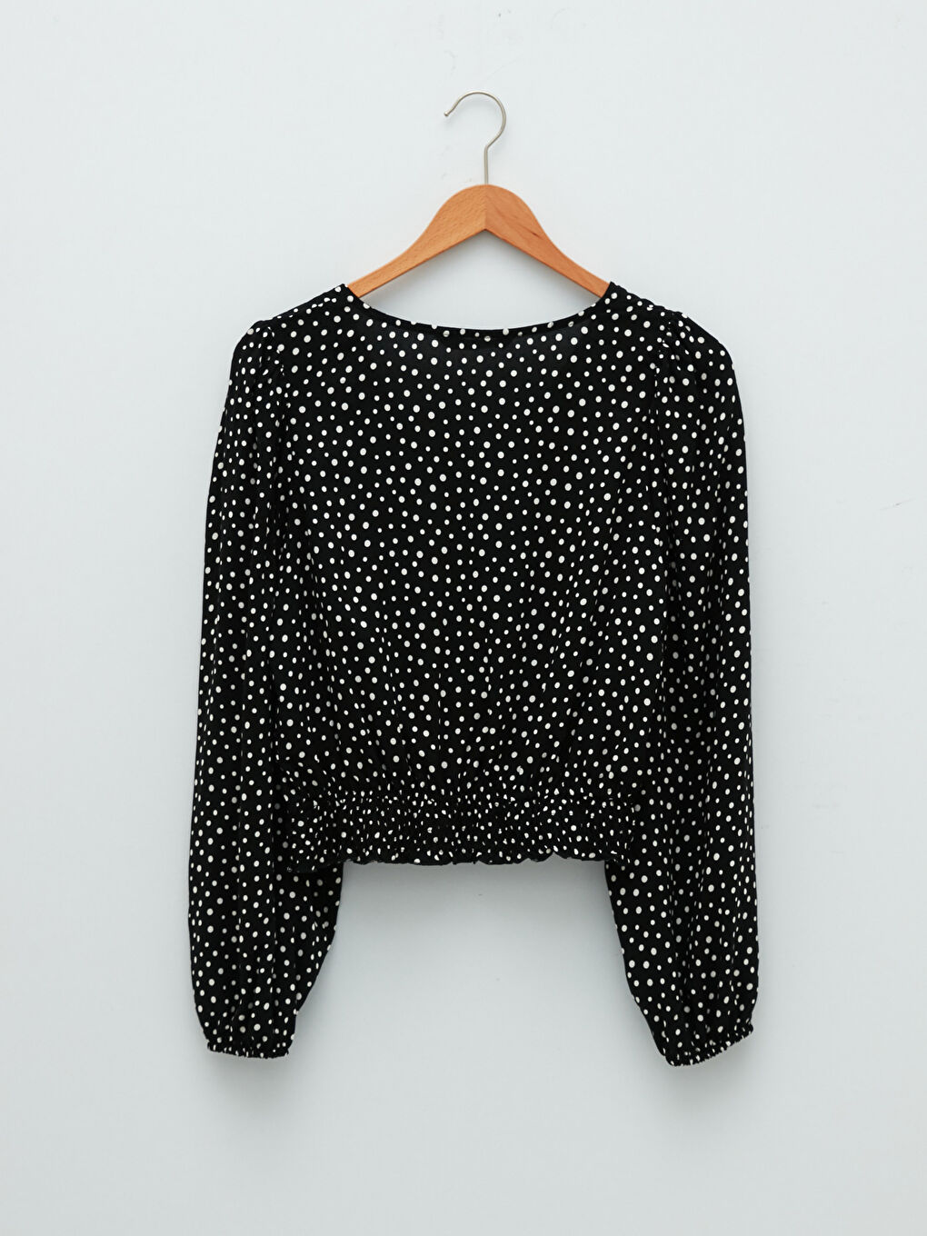 Siyah V Yaka Puantiyeli Uzun Kollu Viskon Kadın Bluz-5