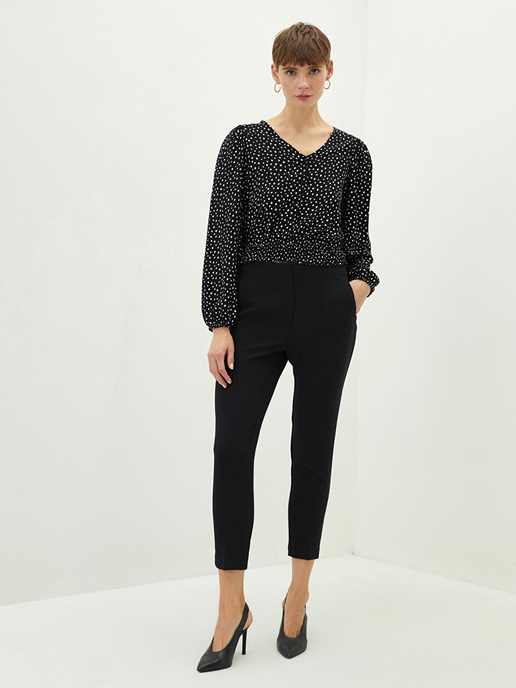 Siyah V Yaka Puantiyeli Uzun Kollu Viskon Kadın Bluz-2