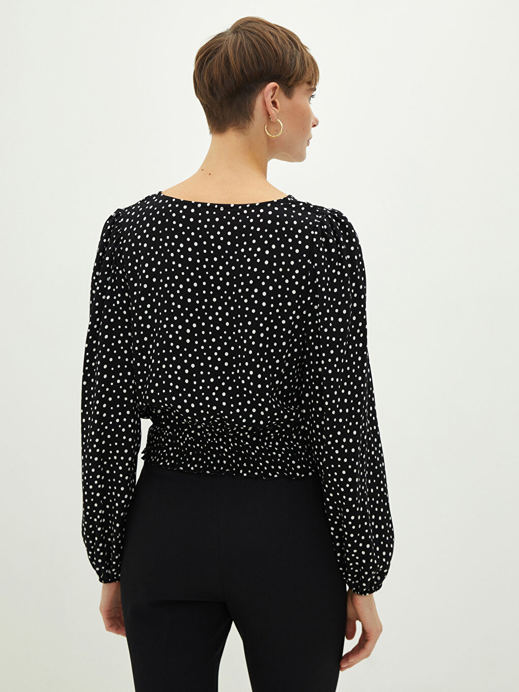 Siyah V Yaka Puantiyeli Uzun Kollu Viskon Kadın Bluz-3