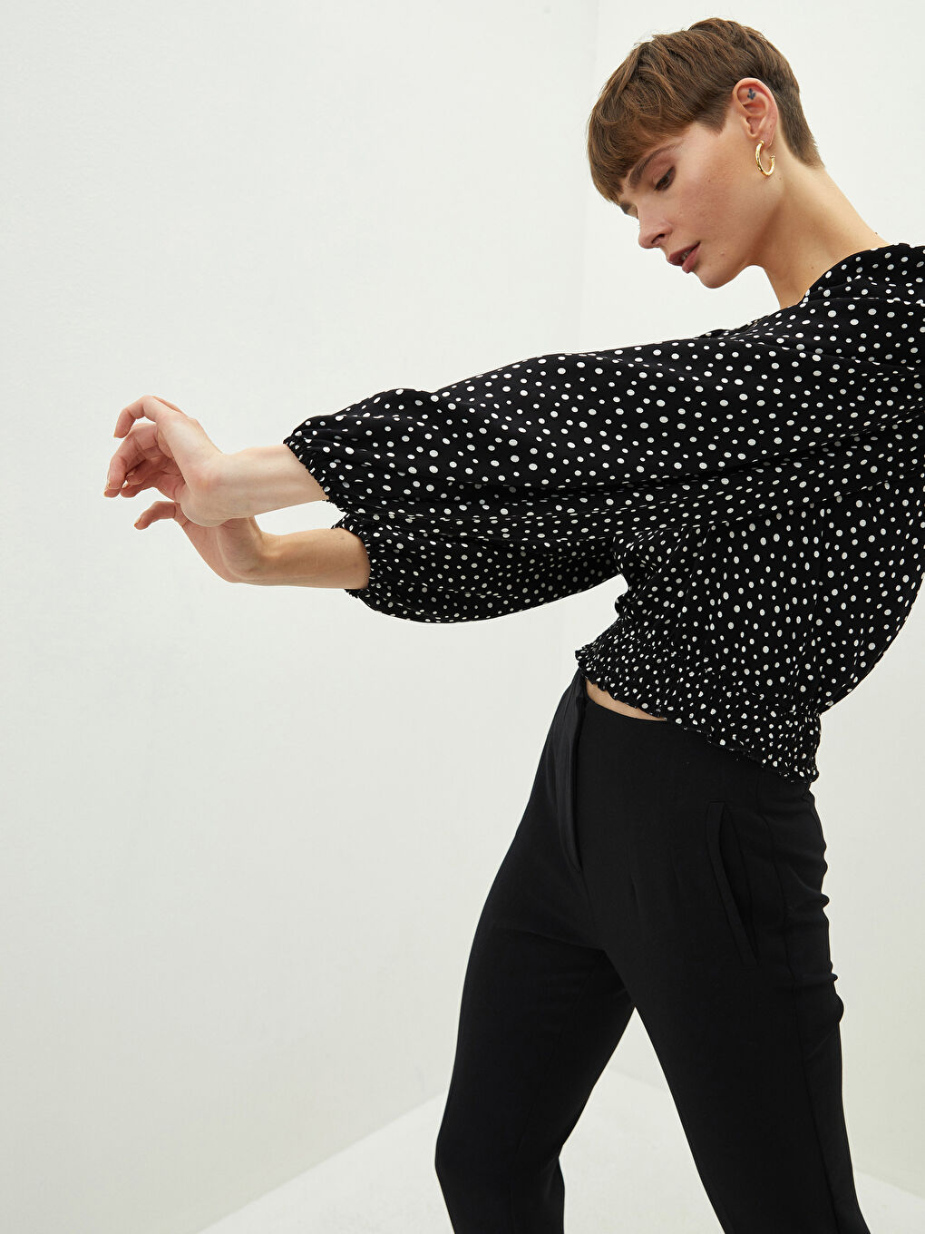 Siyah V Yaka Puantiyeli Uzun Kollu Viskon Kadın Bluz