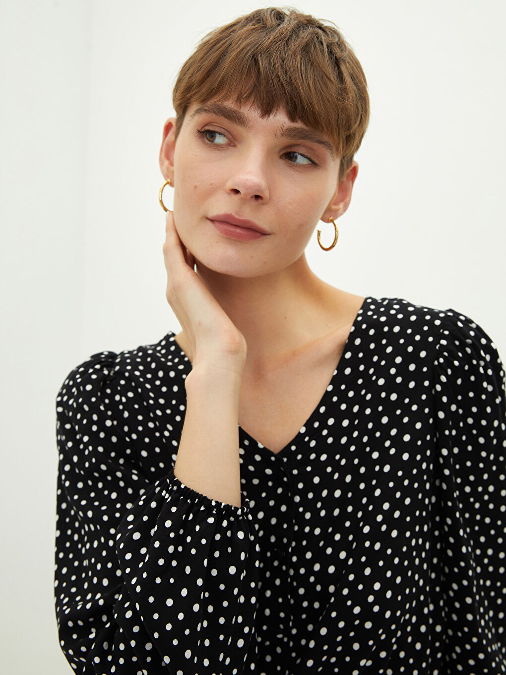 Siyah V Yaka Puantiyeli Uzun Kollu Viskon Kadın Bluz-1