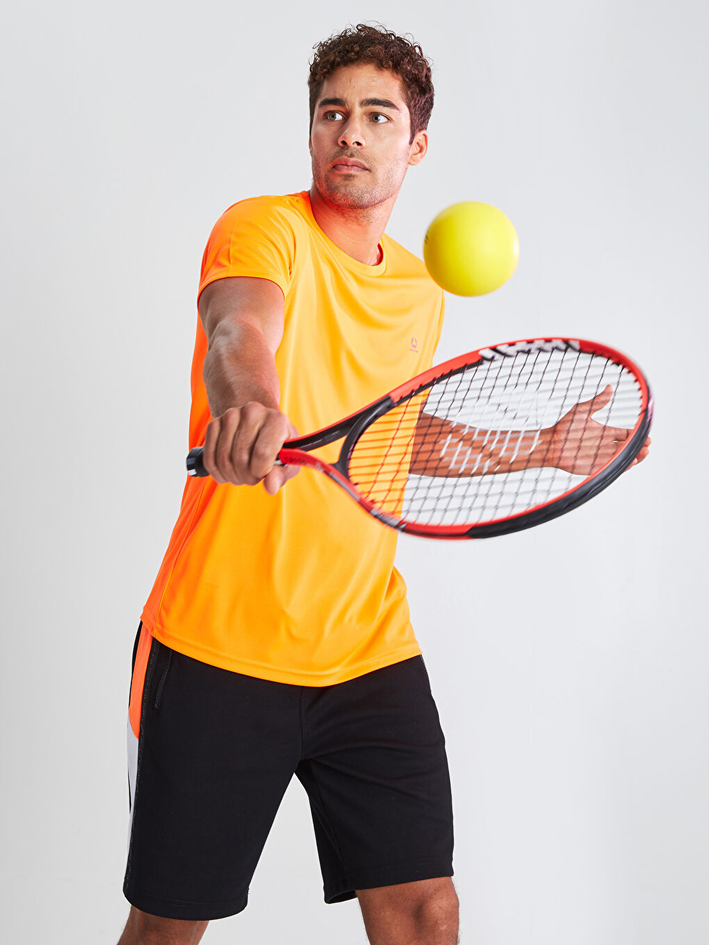 تيشيرت رياضي كم قصير بياقة دائرية للرجال-1