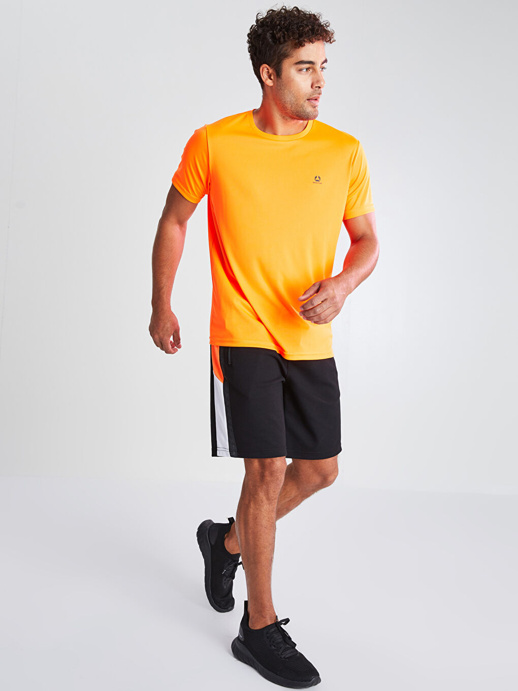 تيشيرت رياضي كم قصير بياقة دائرية للرجال-4