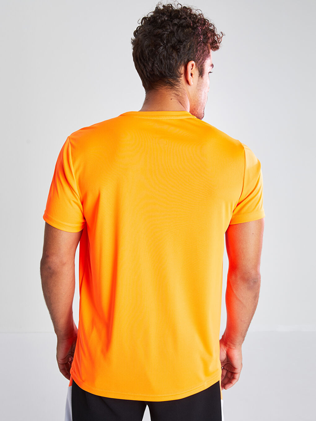 تيشيرت رياضي كم قصير بياقة دائرية للرجال-5