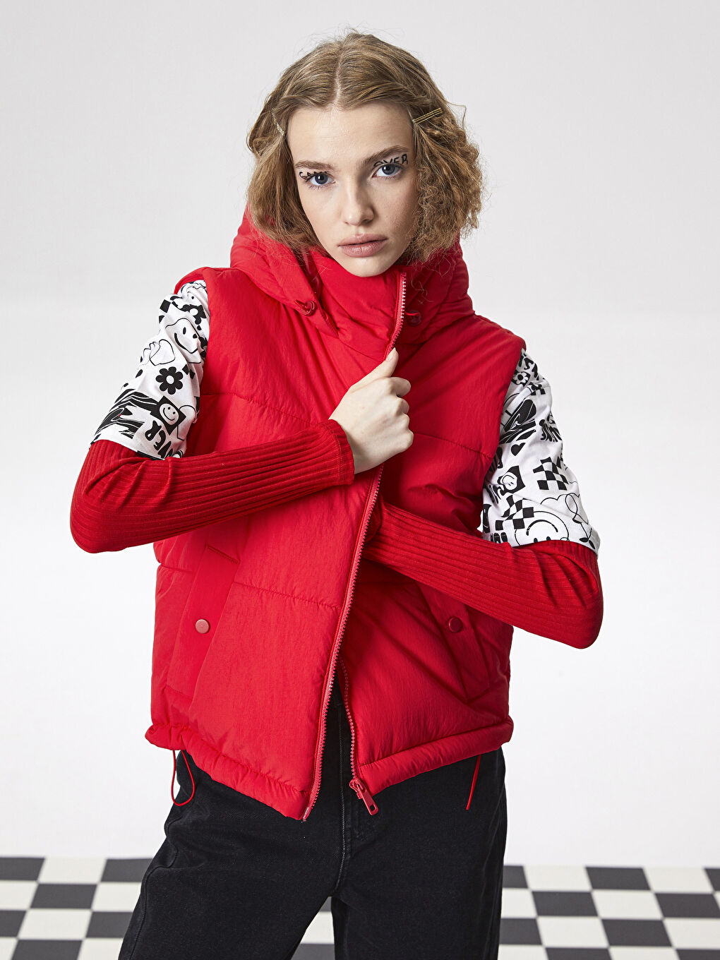 Kırmızı Kadın Kapüşonlu Düz Şişme Yelek