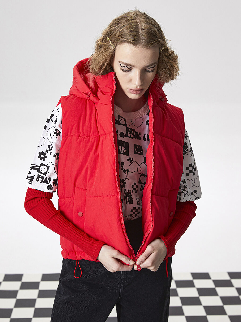 Kırmızı Kadın Kapüşonlu Düz Şişme Yelek-1