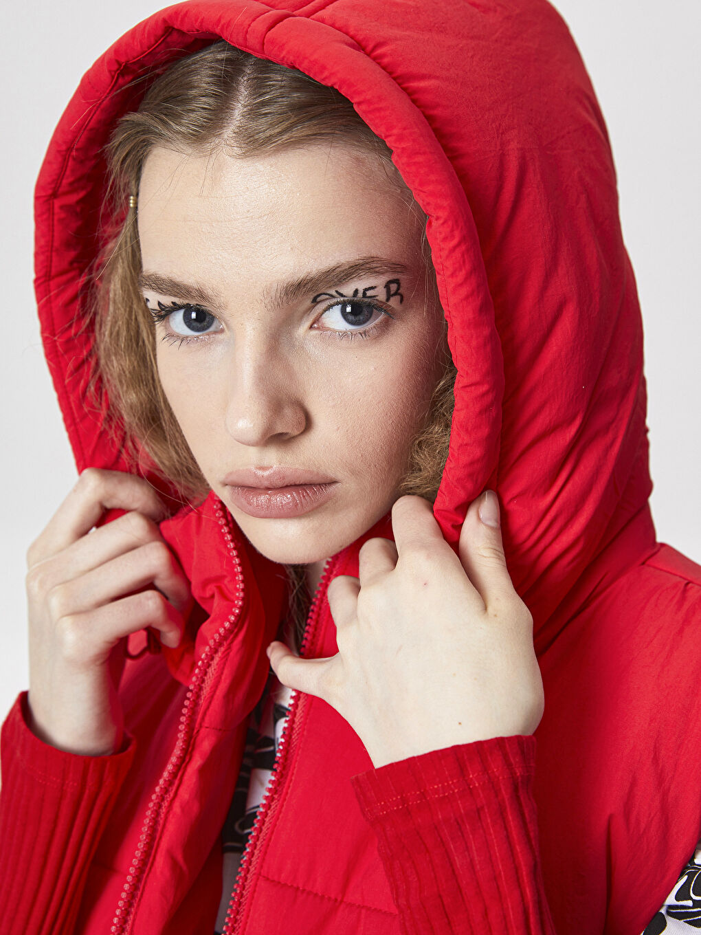 Kırmızı Kadın Kapüşonlu Düz Şişme Yelek-3