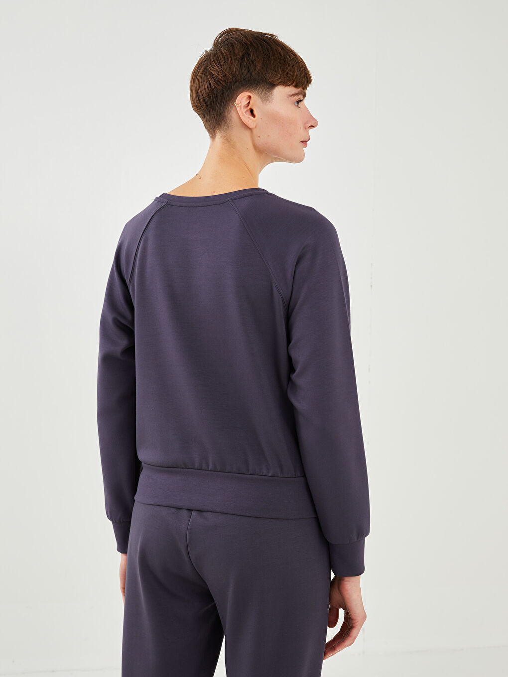 Crew Neck Plain Long Sleeve Women's Sweatshirt-3