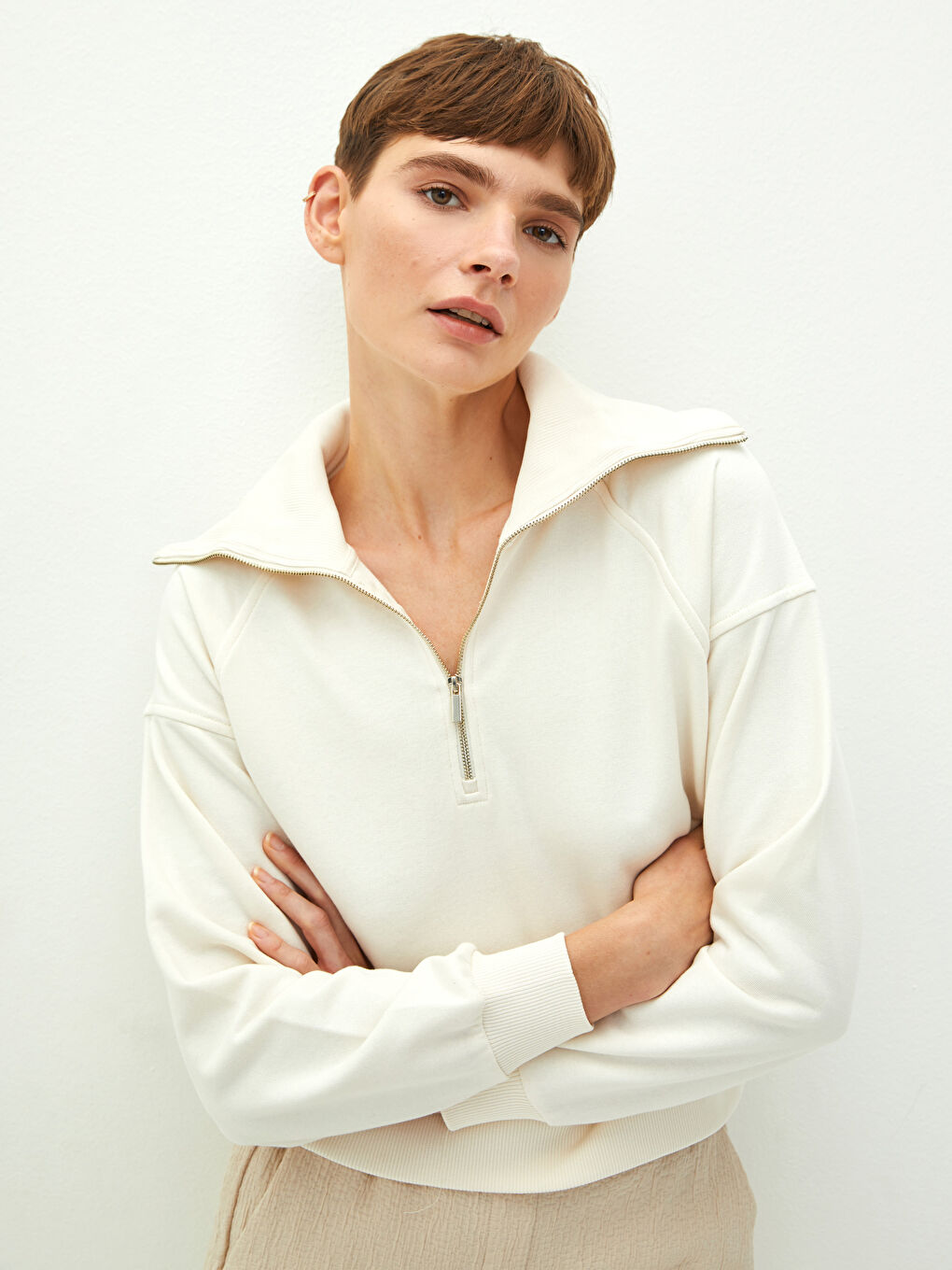 Ekru Dik Yaka Düz Uzun Kollu Kadın Crop