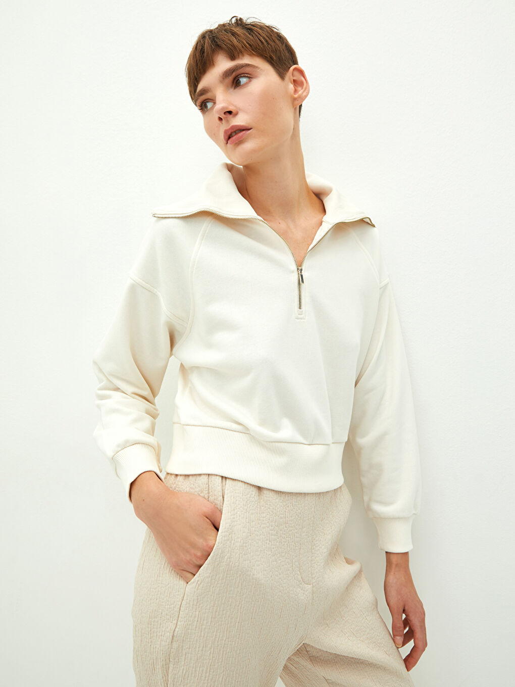 Ekru Dik Yaka Düz Uzun Kollu Kadın Crop-1