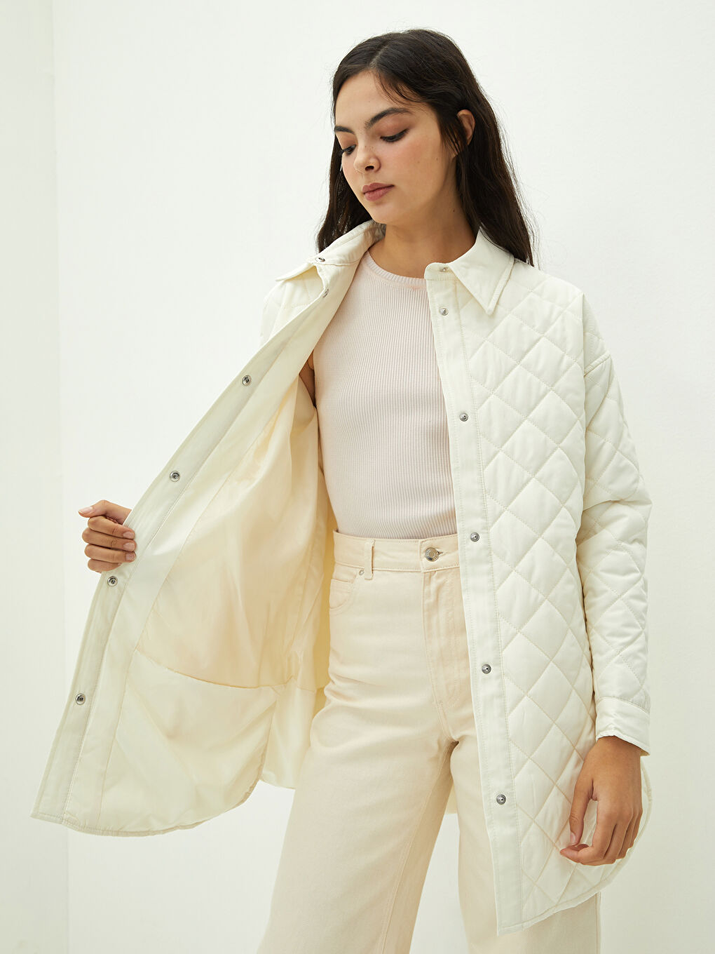 Bej Gömlek Yaka Kapitone Desenli Cep Detaylı Uzun Kollu Kadın Mont-1