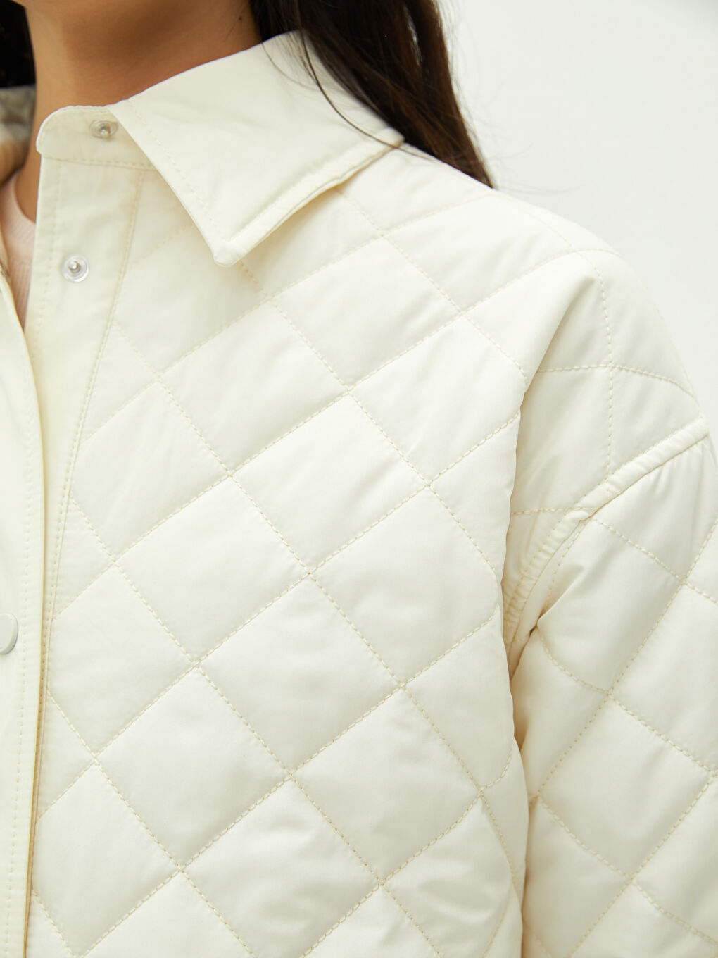 Bej Gömlek Yaka Kapitone Desenli Cep Detaylı Uzun Kollu Kadın Mont-3