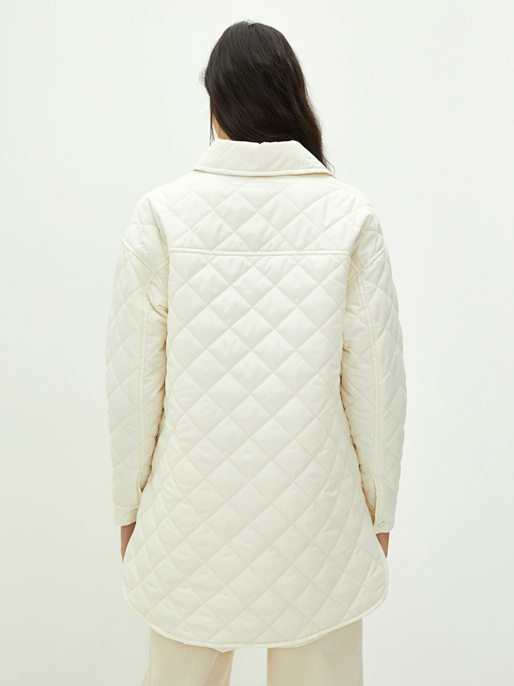 Bej Gömlek Yaka Kapitone Desenli Cep Detaylı Uzun Kollu Kadın Mont-4