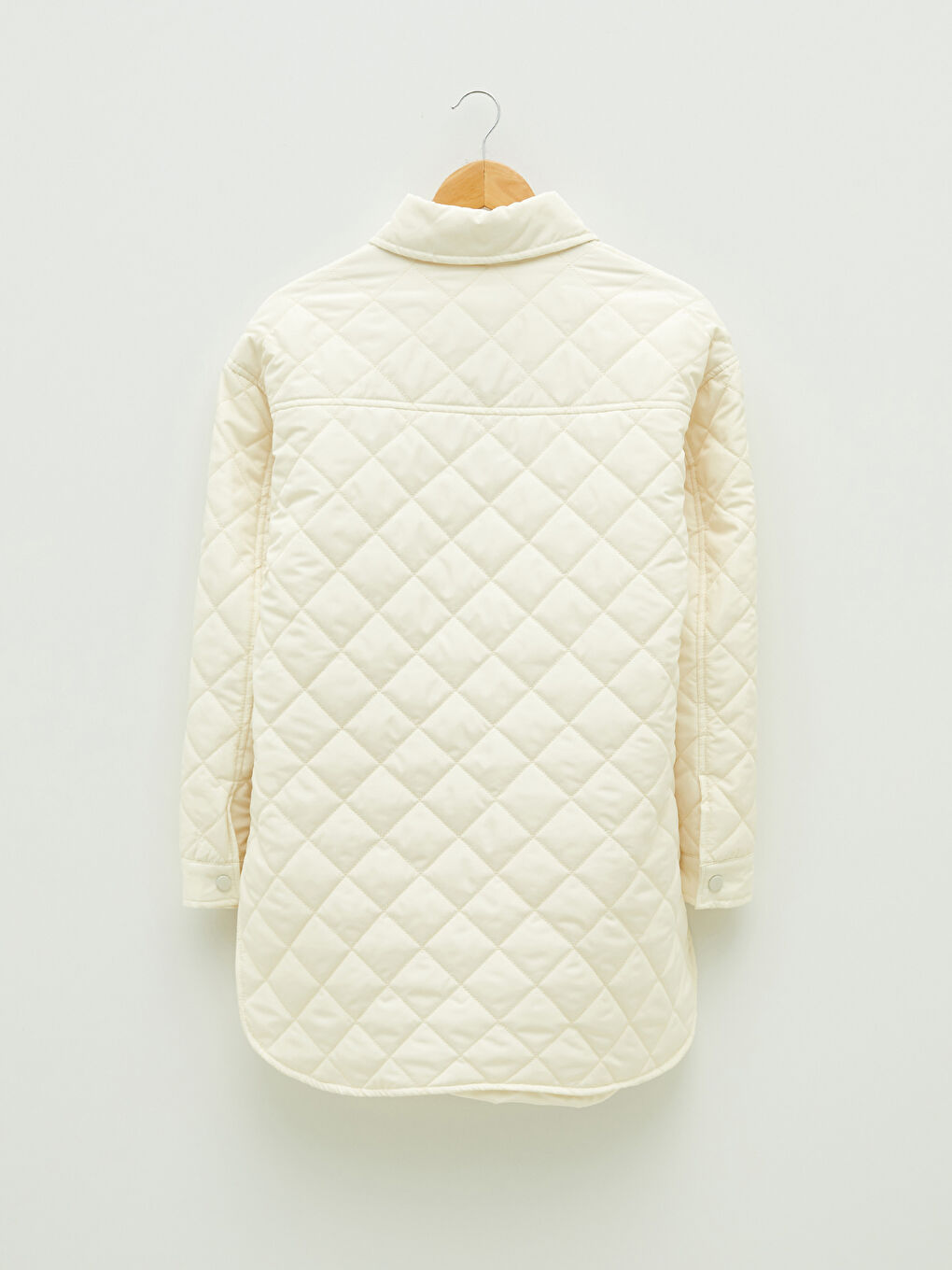 Bej Gömlek Yaka Kapitone Desenli Cep Detaylı Uzun Kollu Kadın Mont-6