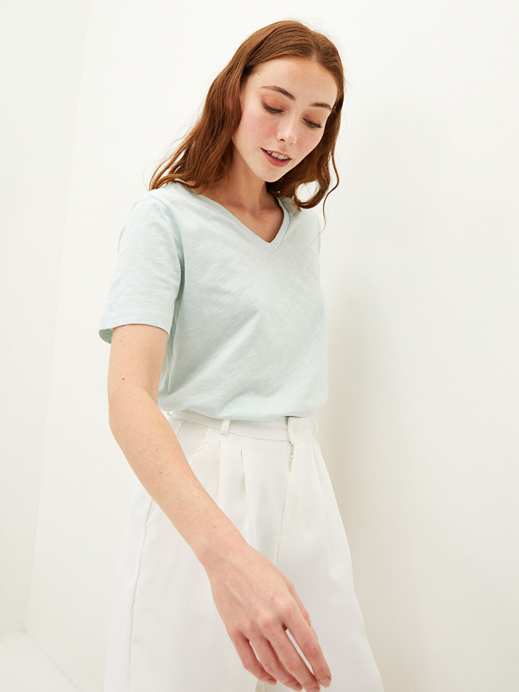 تيشيرت نسائي قطن بقصة مستقيمة وفتحة رقبة على شكل حرف V وكم قصير-2