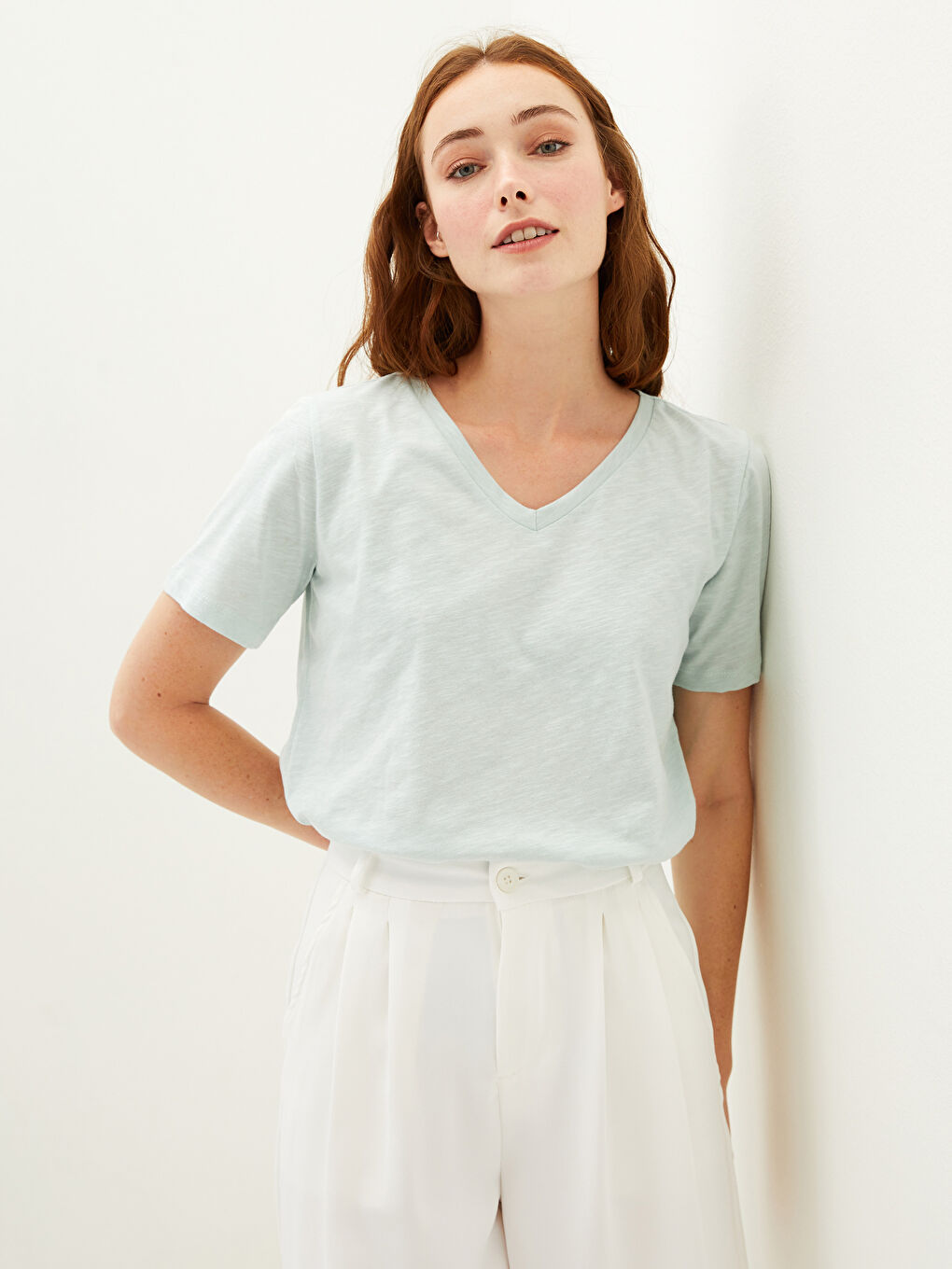 تيشيرت نسائي قطن بقصة مستقيمة وفتحة رقبة على شكل حرف V وكم قصير-3