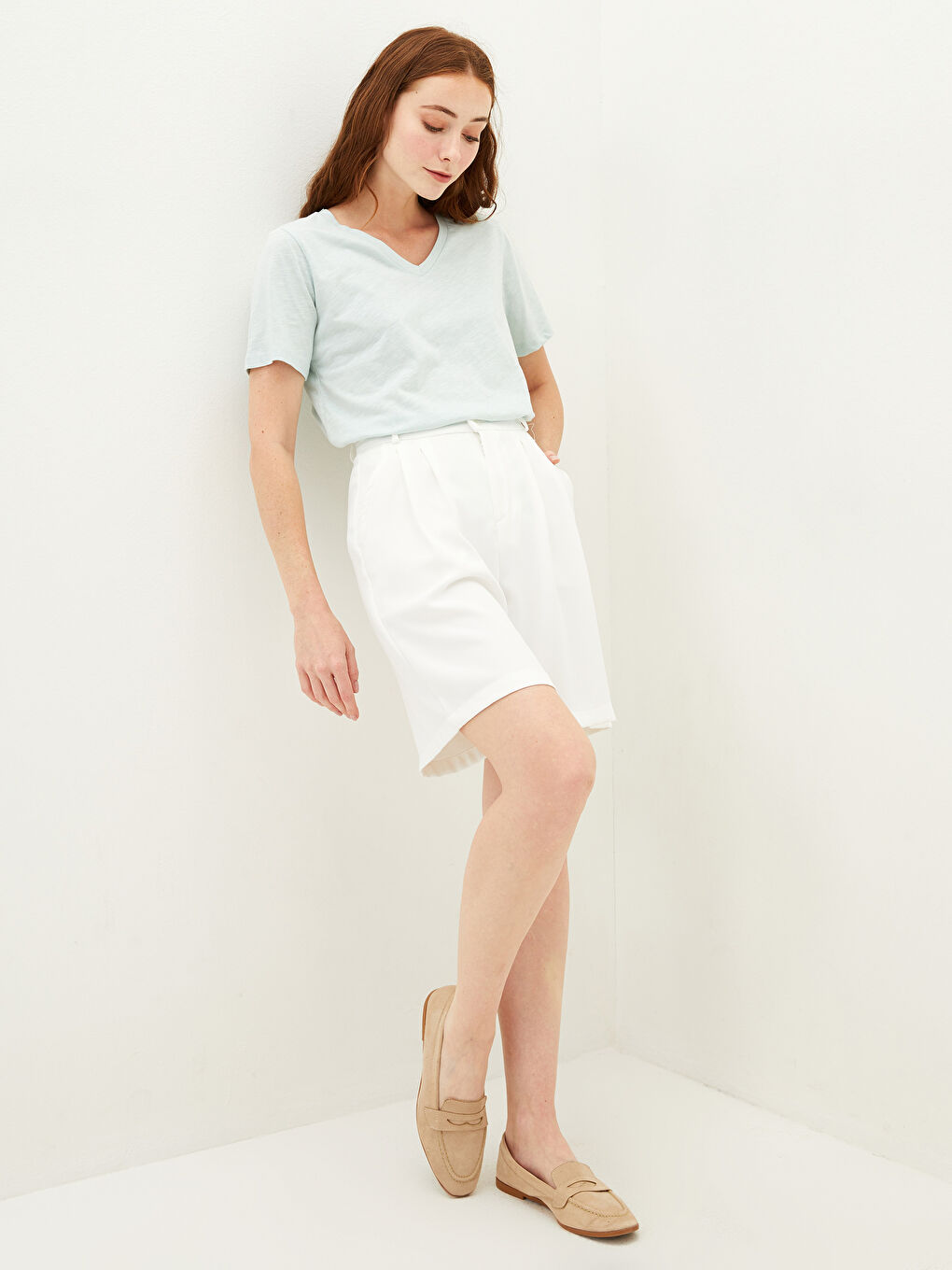 تيشيرت نسائي قطن بقصة مستقيمة وفتحة رقبة على شكل حرف V وكم قصير-4