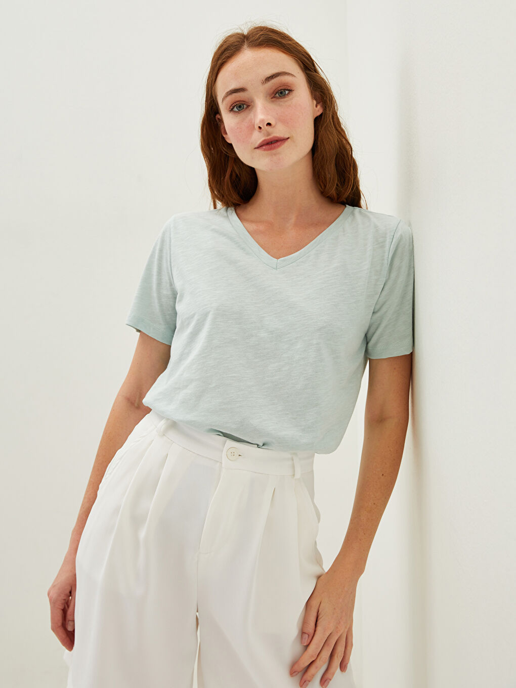 تيشيرت نسائي قطن بقصة مستقيمة وفتحة رقبة على شكل حرف V وكم قصير