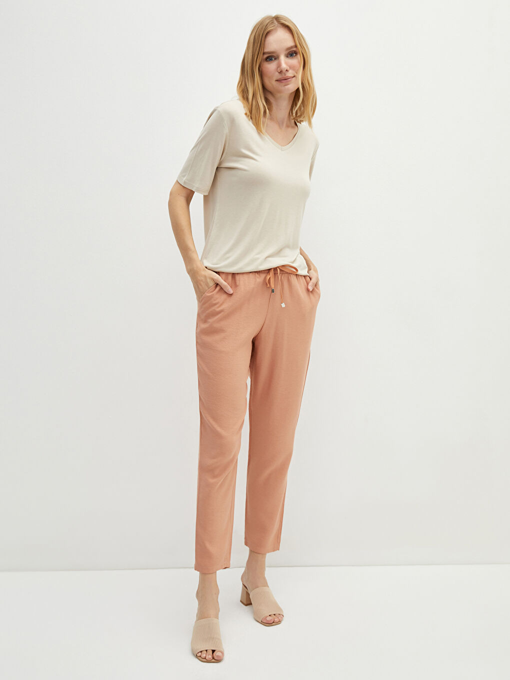 Bej V Yaka Düz Kısa Kollu Kadın Tişört-3